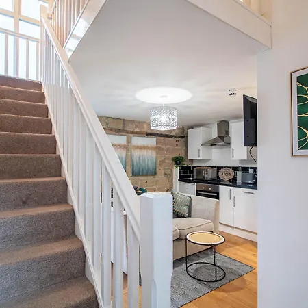 Bv Modern Near Kirkstall Shopping Centre *