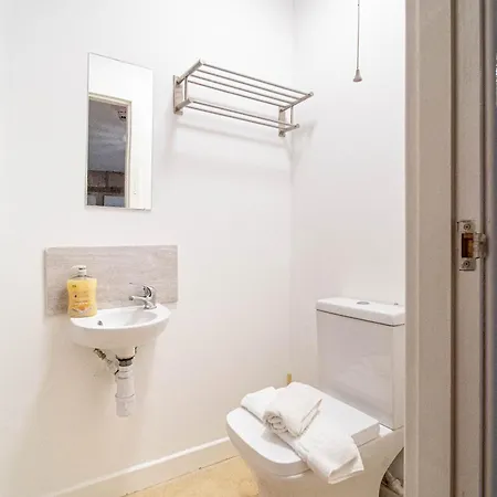 Bv Modern Near Kirkstall Shopping Centre * Leeds (West Yorkshire)